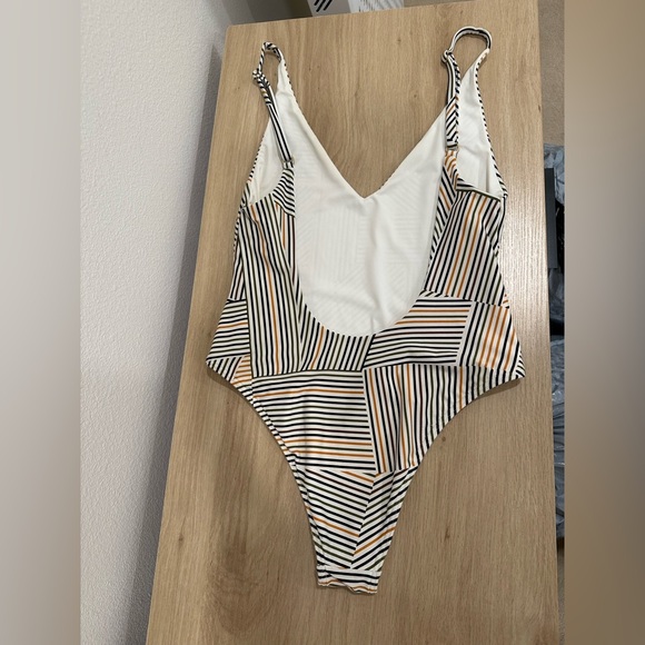 L*Space Black and White Geometric v neck high leg One Piece Swimsuit - Picture 4 of 5